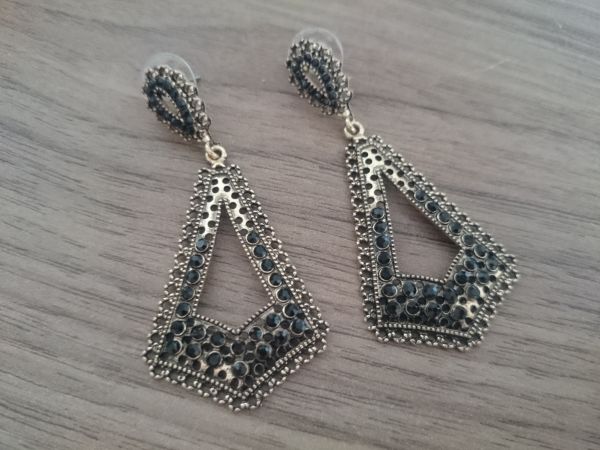 Brinco Triangular c/ Strass Negros - 1020