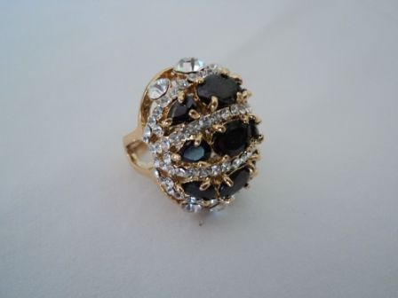 Anel Dourado c/Strass e Pedras Negras - 590