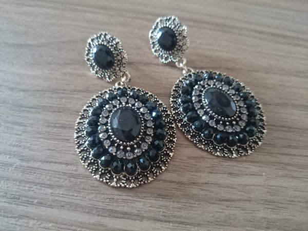Brinco Detalhes Strass e Cristais Negros - 1025