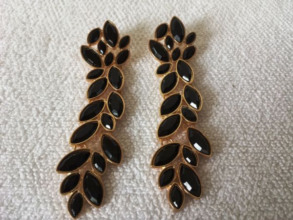 Brinco Folhas Negras Longo - 880
